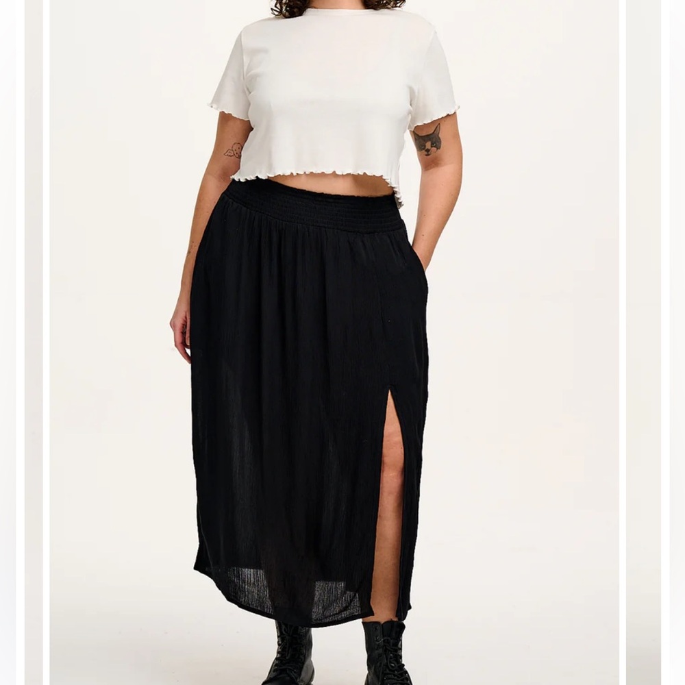 Poppy - Elasticated Waist Skirt in Black